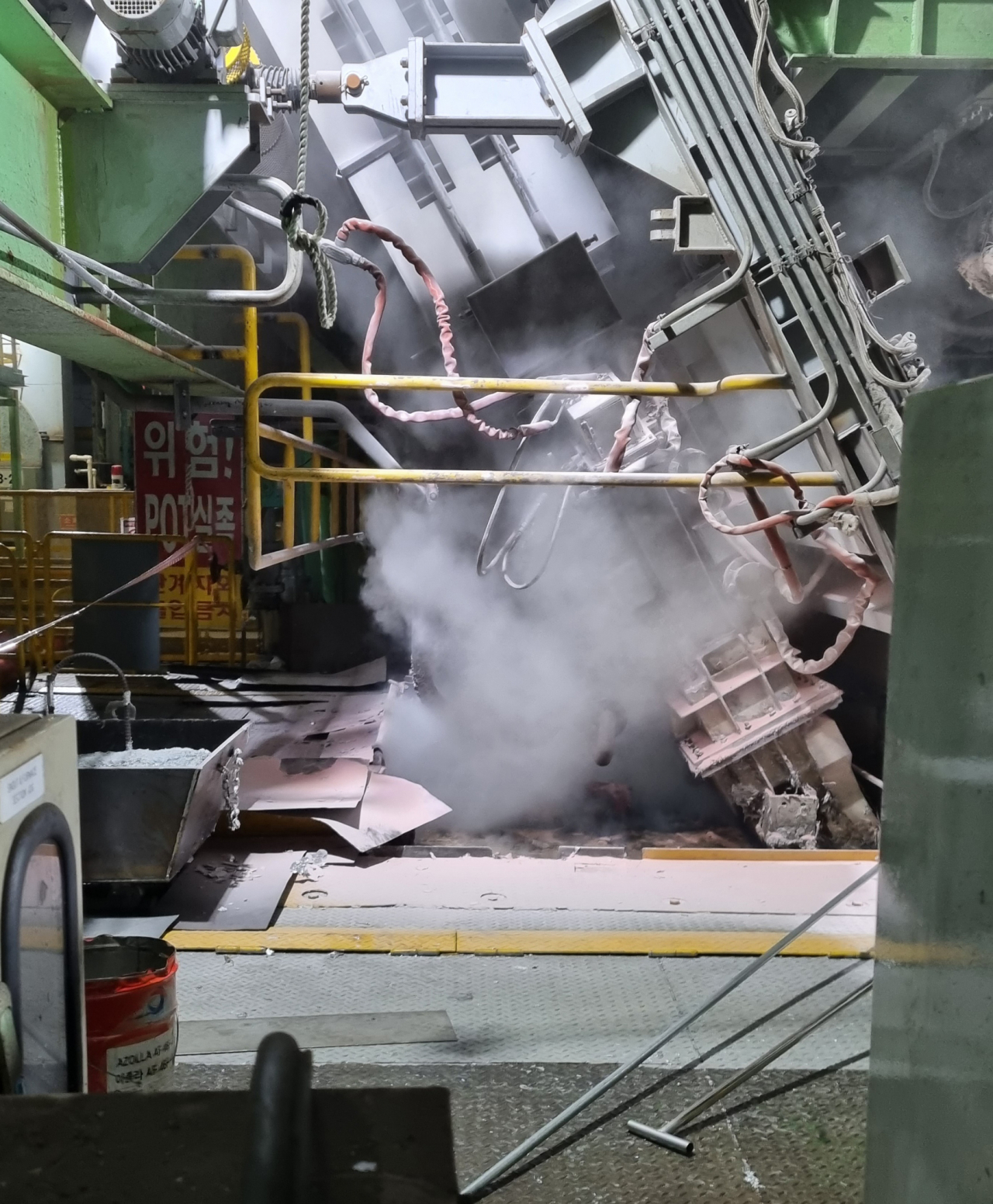 2일 오전 충남 당진시 현대제철 당진제철소 1냉연공장에서 50대 근로자가 공장 내 대형 용기(도금 포트)에 빠져 숨지는 사고가 발생했다. 사진은 사고 현장 모습. [연합]