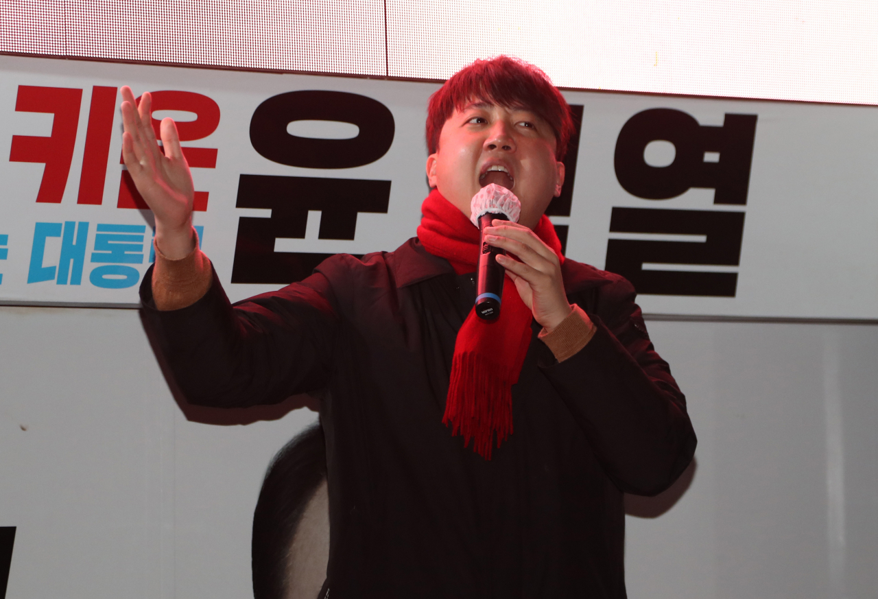 이준석 국민의힘 대표가 1일 오후 경북 경주시 봉황대 광장을 찾아 경주시민들에게 윤석열 대선후보를 향한 지지를 호소하고 있다. [연합]