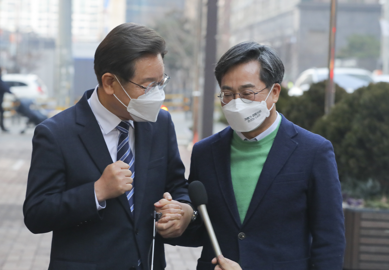 이재명 더불어민주당 대선 후보와 김동연 새로운물결 대선 후보가 1일 오후 서울 마포의 한 카페에서 회동한 후 기자회견을 하고 있다. [연합]