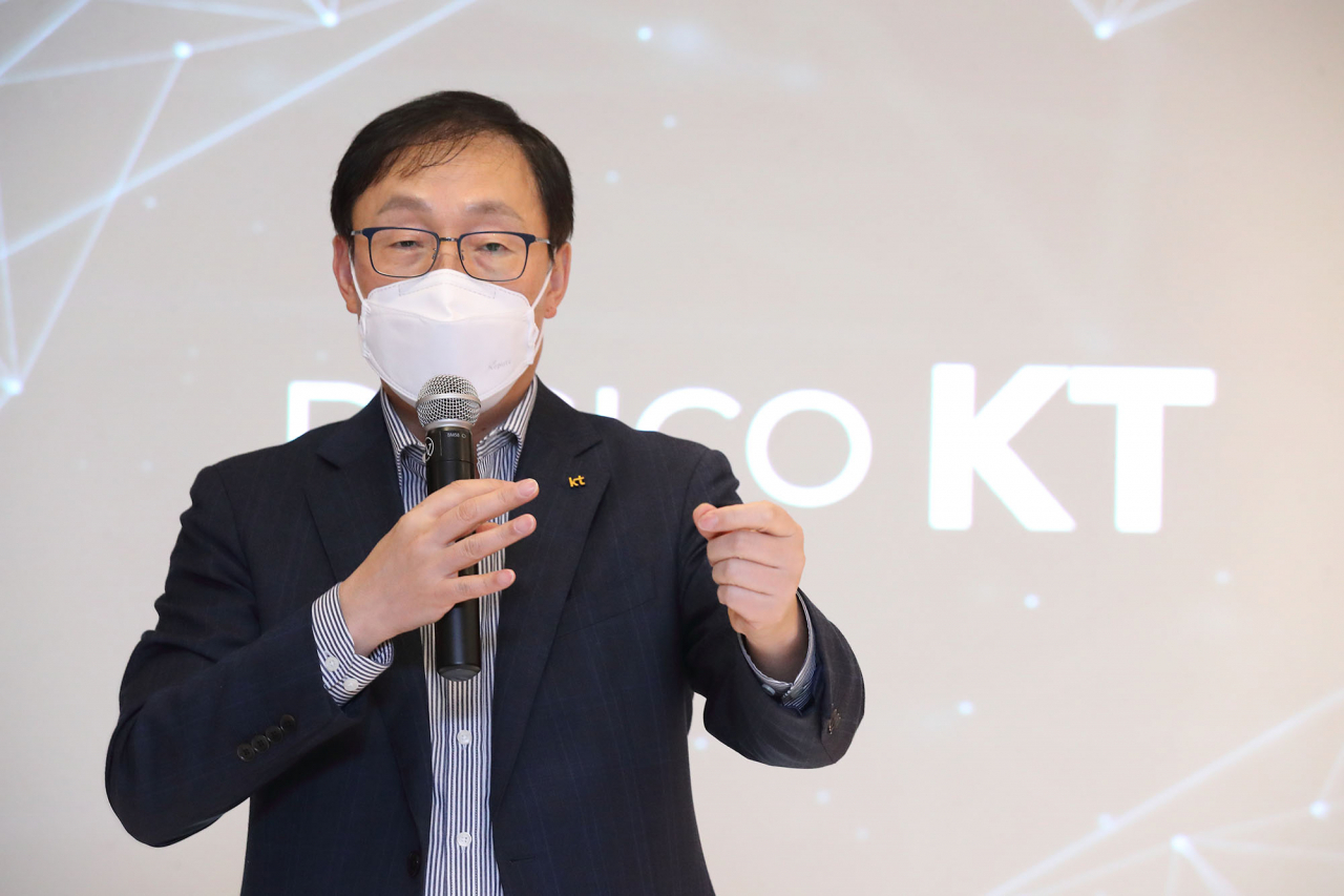 구현모 KT 대표는 1일(현지 시간) MWC가 개최되는 스페인 바르셀로나에서 기자 간담회를 가졌다. 사진은 구현모 KT 대표가 취임 이후 2년 동안의 성과를 설명하는 모습. [KT 제공]