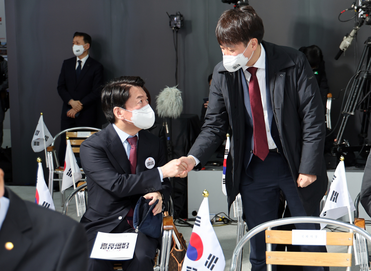 안철수 국민의당 대선 후보와 이준석 국민의힘 대표가 1일 서울 서대문구 국립 대한민국임시정부 기념관에서 열린 제103주년 3.1절 기념식에서 인사하고 있다. [연합]