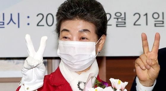 박근령 전 육영재단 이사장이 지난해 12월 21일 오전 서울 중구 한국프레스센터에서 열린 제20대 대통령선거 출마선언 기자회견에서 꽃다발을 받아들고 포즈를 취하고 있다. [연합]