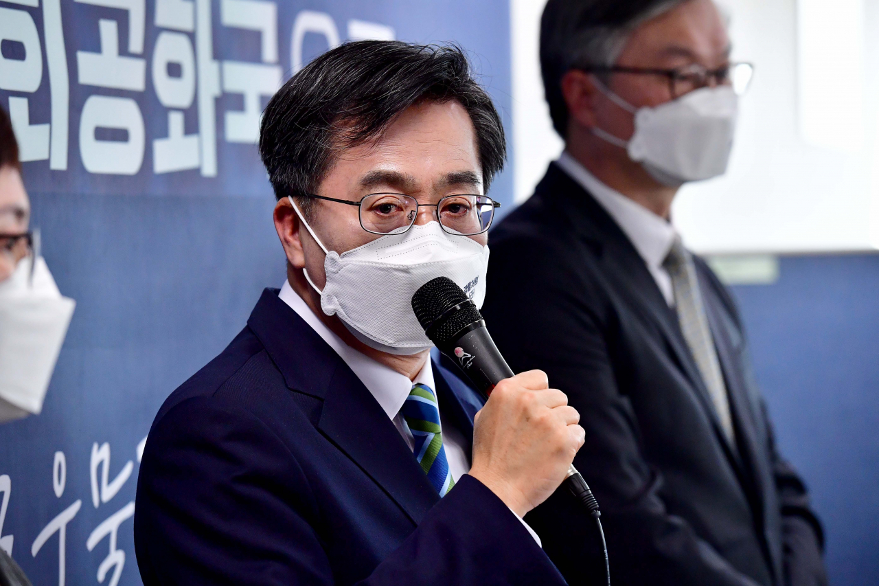 김동연 새로운물결 대선후보가 2일 오전 서울 영등포구 선거캠프에서 ‘정치교체·공동정부’ 기자회견을 하고 있다. 김 후보는 이날 “오늘 대통령 후보직을 내려놓는다”면서 “오늘부터 이재명 후보의 당선을 위해 다시 운동화 끈을 묶겠다”고 밝혔다. [연합]