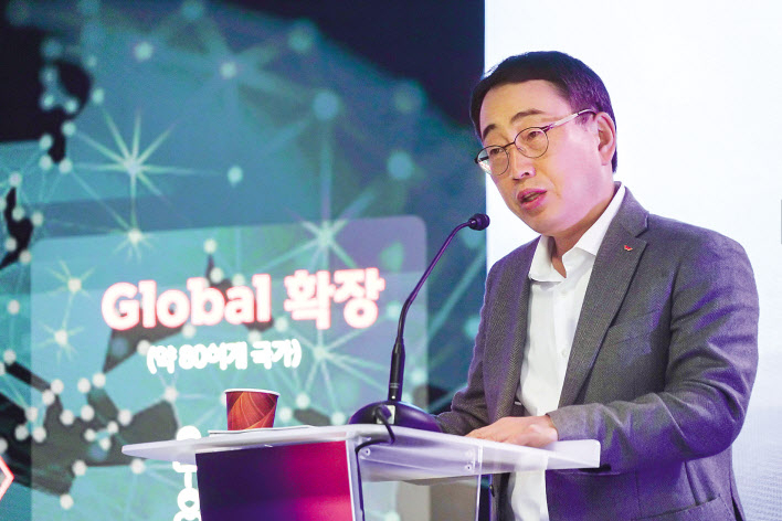 유영상 SK텔레콤 사장이 지난 28일(현지 시각) 스페인 바르셀로나에서 가진 기자간담회에서 3대 ‘Next Big-tech(메타버스·AI반도체·양자암호)’의 글로벌 진출에 대해 언급하고 있다. [SK텔레콤 제공]