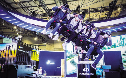 MWC2022에 마련된 SKT 부스에서 4D 메타버스를 통해 UAM의 미래 모습을 체험하고 있다.[SK텔레콤 제공]