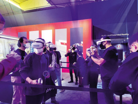스페인 바르셀로나에서 열린 MWC 2022 퀄컴 부스에서 방문객들이 퀄컴 칩셋이 들어간 AR 기기를 체험하느라 무아지경이다. 홍승희 기자
