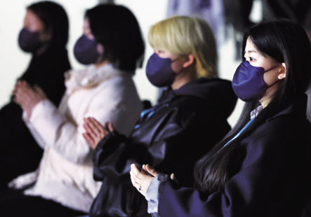 지난달 22일 오후 서울 용산구 숙명여대에서 온·오프라인으로 열린 2022년 신입생 환영회에서 대면으로 참석한 신입생들이 박수를 치고 있다.` [연합]