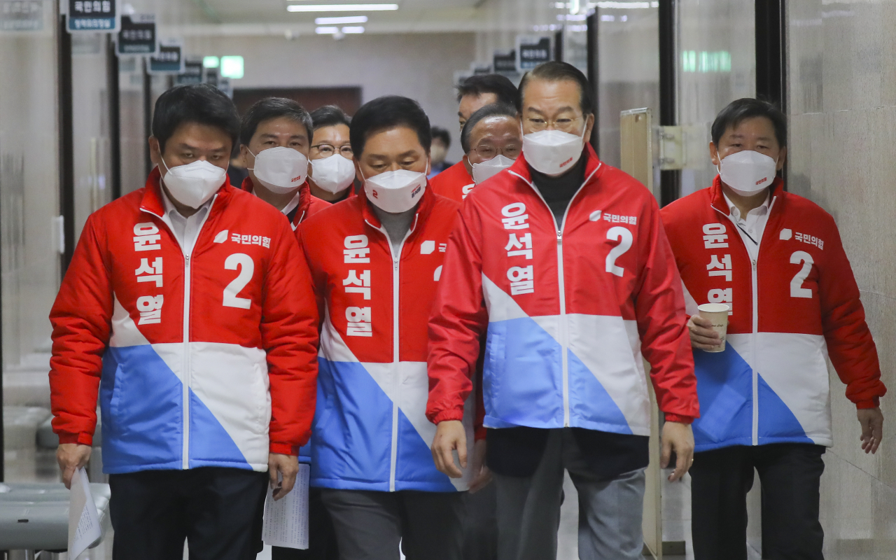 권영세 국민의힘 선거대책본부장 등 지도부가 2일 국회 본청에서 열린 확대선거대책본부회의에 참석하기 위해 이동하고 있다. [이상섭 기자]