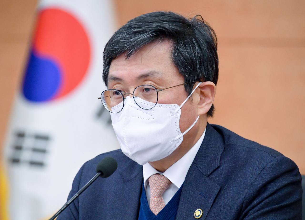 정부가 금년 공공기관 투자규모를 역대 최대규모인 67조원으로 설정하고, 상반기에 35조5000억원 이상을 집행한다. 전체규모 중 53.0% 이상을 조기 집행해 투자효과가 조기에 나타나도록 하겠다는 것이다.안도걸 기획재정부 제2차관은 2일 정부서울청사에서 2022년도 제1차 공공기관 투자집행 점검회의를 주재하고 이같이 밝혔다. 사진은 지난달 24일 정부서울청사에서 '제2차 재정관리 점검 회의'를 주재하고 있는 안 차관. [기획재정부 제공]