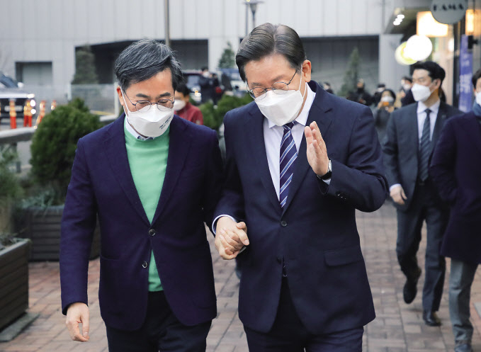 김동연 새로운물결 대선 후보가 이재명 더불어민주당 대선 후보와의 단일화를 전격 선언하며 2일 사퇴 발표를 했다. 이 후보와 김 후보가 이에 앞서 1일 오후 서울 마포 한 카페에서 회동한 후 손을 잡고 함께 이동하고 있다. [국회사진기자단]