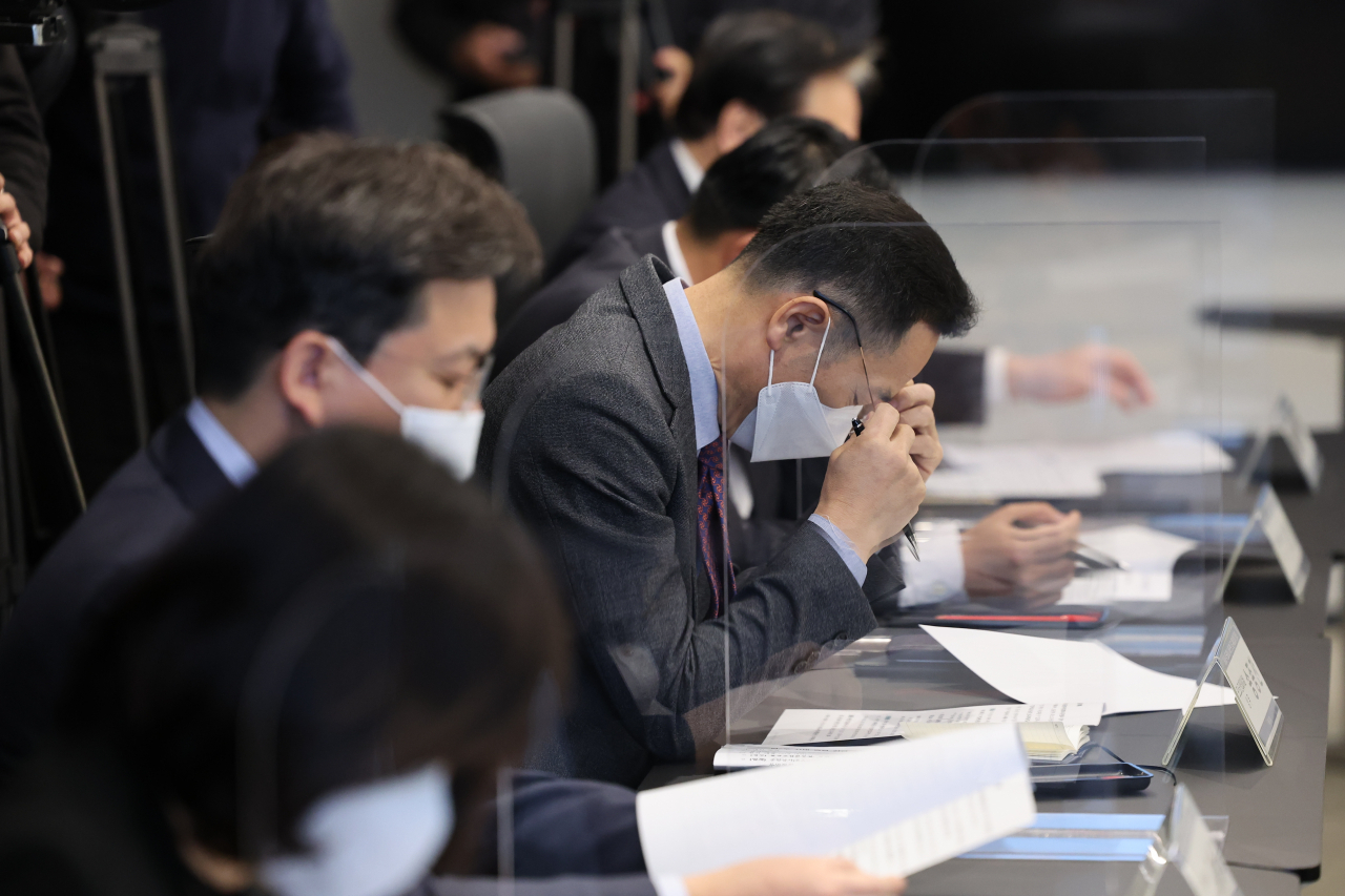 지난달 28일 서울 강남구 한국무역협회에서 열린 러시아의 우크라이나 침공 사태 관련 수출입업계 간담회에서 관계자들이 회의자료를 살피고 있다. [연합]
