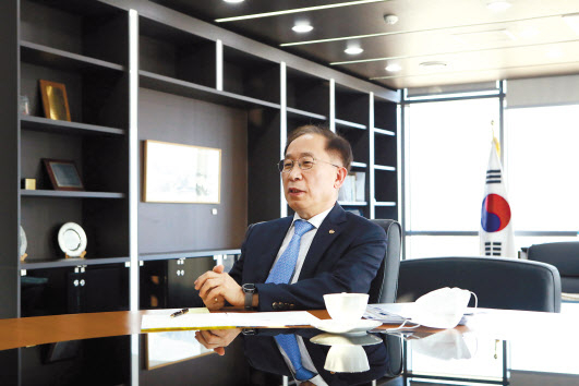 국양 DGIST 총장이 헤럴드경제와의 인터뷰에서 고부가가치 센서 연구개발의 중요성을 강조하고 있다. [DGIST 제공]