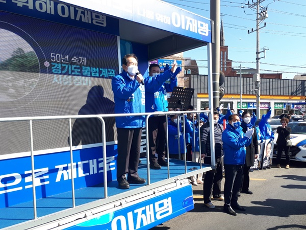 정세균 전 국무총리가 2일 순천 아랫시장을 찾아 이재명 후보 지원유세를 하고 있다. /박대성 기자.