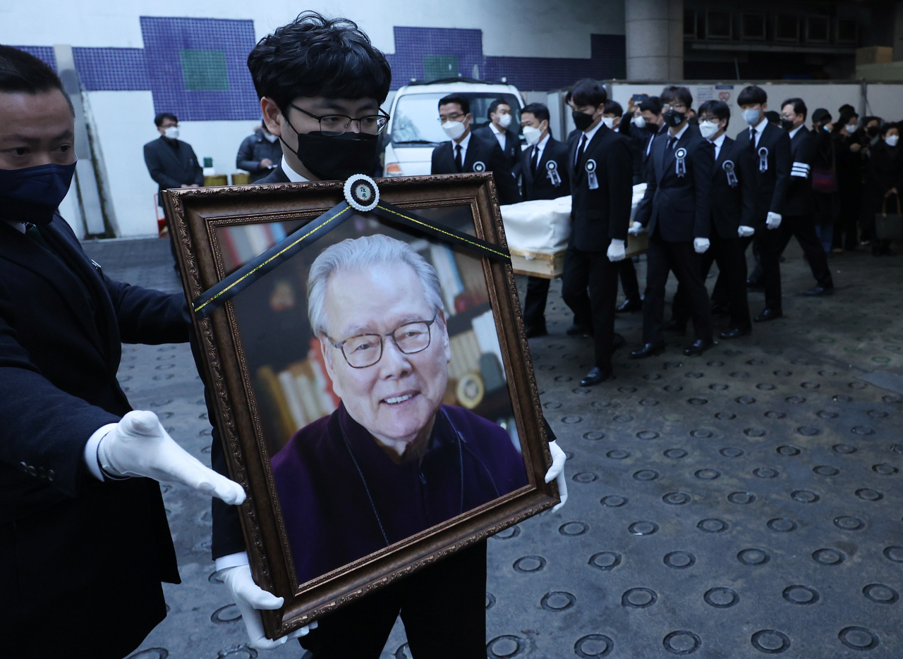 Members of a funeral procession carry the coffin bearing the body of former South Korean Culture Minister Lee O-young, along with his portrait, during a funeral in Seoul on Wednesday. Lee, one of South Korea's most revered literary critics and novelists, died of cancer on Feb. 26 at the age of 89. (Yonhap)
