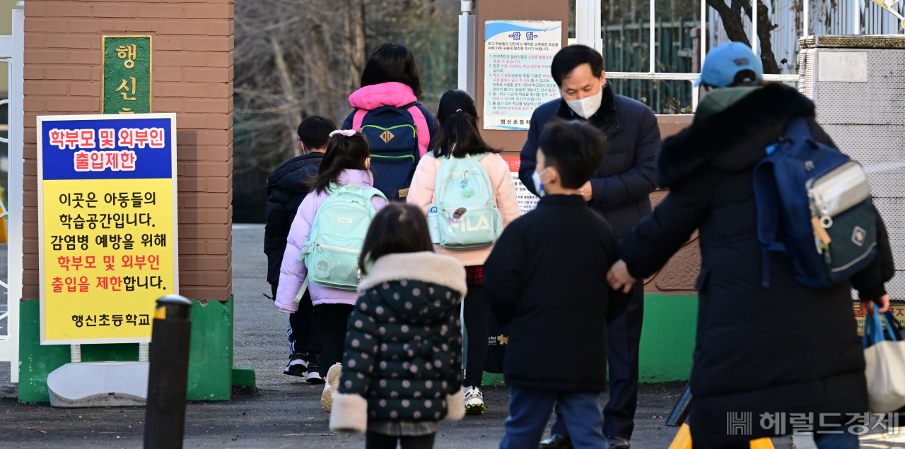 전국 초·중·고교 개학 날인 2일 오전 경기도 덕양구의 한 초등학교의 학생들이 등교를 하고 있다. 이날은 대부분의 학교가 등교수업을 한다. 학생들에게 주 2회 분량의 신속항원검사 키트를 배분, 사용법을 안내하고 새 학기 학교 운영 방안을 설명한 뒤 조기 귀가시킬 계획이다. 박해묵 기자