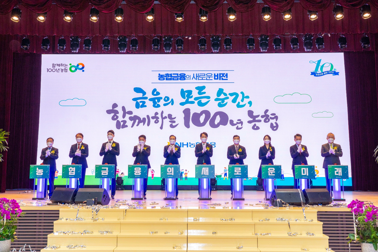 NH농협금융지주는 2일, 서울 중구 소재 본사에서 「농협금융 출범 10주년 기념식」을 개최했다. (사진 왼쪽부터)신충식 1대 농협금융회장, 신동규 2대 농협금융 회장, 손병환 농협금융 회장, 이성희 농협중앙회장, 임종룡 3대 농협금융 회장, 김용환 4대 농협금융 회장, 김광수 5대 농협금융 회장이 창립기념식 후 기념촬영을 하고 있다. [농협금융지주 제공]