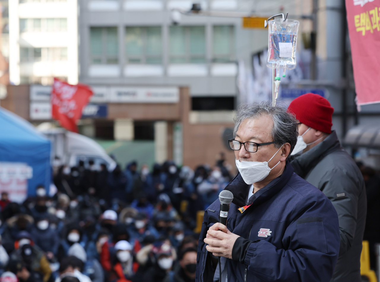 민주노총 전국택배노동조합(택배노조) 진경호 위원장이 2일 서울 중구 CJ대한통운 본사 앞에서 파업 철회 및 합의 관련 입장을 발표하고 있다. [연합]