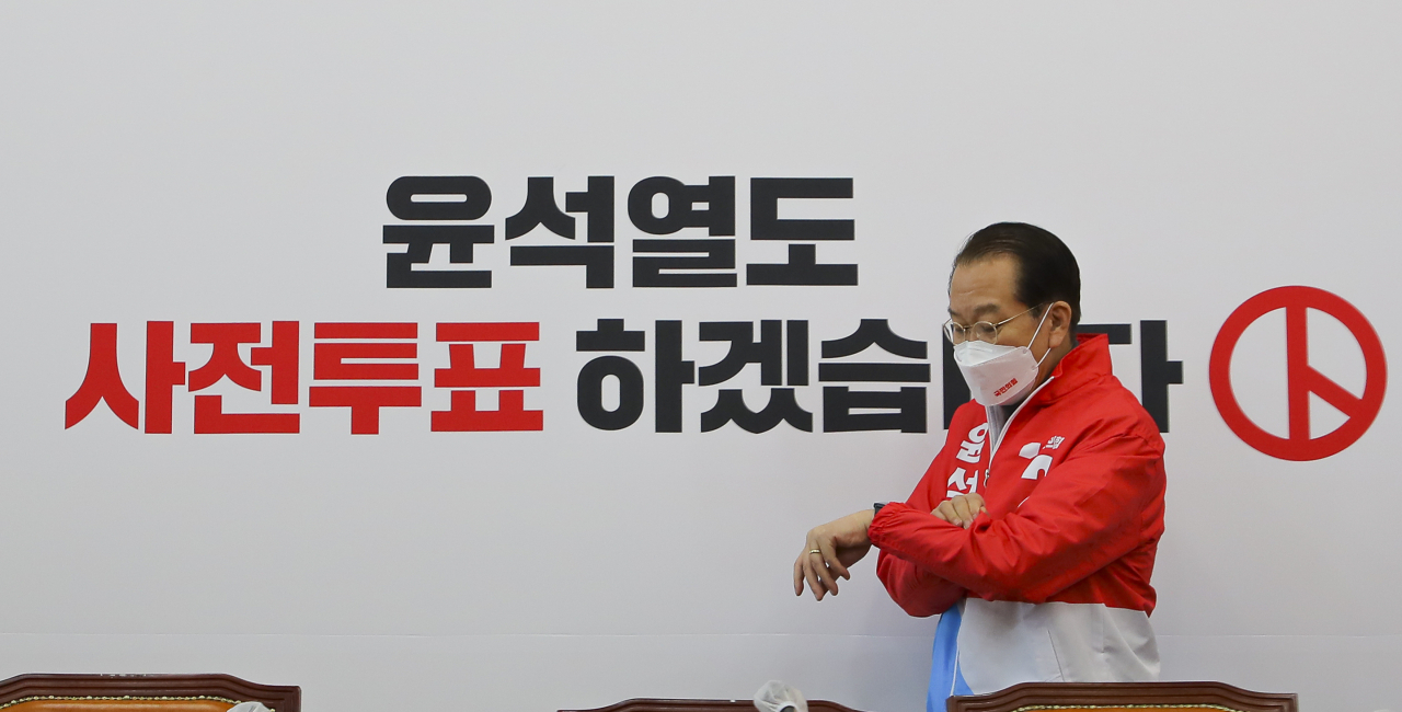 권영세 국민의힘 선거대책본부장이 2일 국회 본청에서 열린 확대선거대책본부회의에 참석하고 있다. [이상섭 기자]