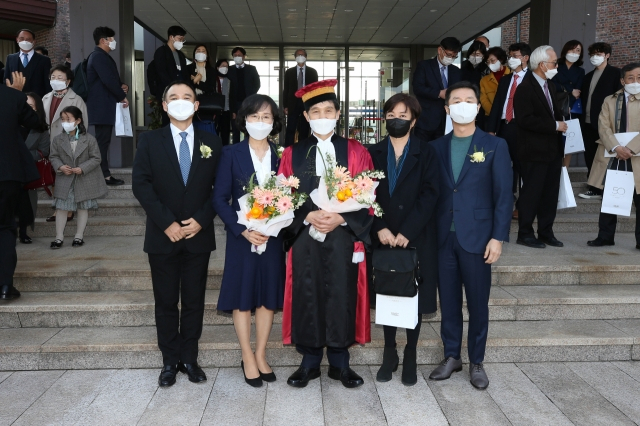 지난해 3월 열린 이광형 KAIST 총장 취임식에서 고(故) 김정주 NXC 이사가 이 총장과 기념촬영을 하고 있다. 김정주(왼쪽부터) NXC 이사, 안은경 여사, 이광형 총장. [KAIST 제공]