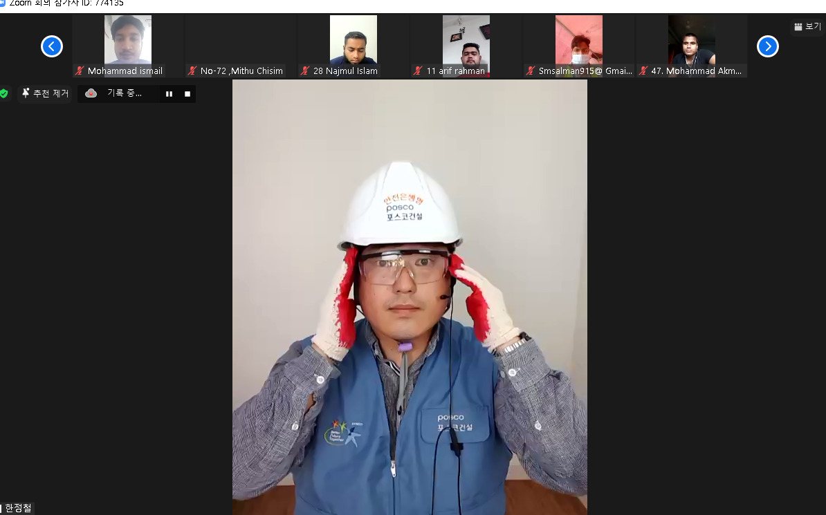 코이카는 포스코건설과 함께 2021년부터 방글라데시에서 ‘방글라데시 마타바리 취약계층 청년대상 직업역량강화를 위한 건설기능인력 양성 사업’을 추진하고 있다. 현재까지 총 260명의 방글라데시 청년들이 교육을 이수했다. 사진은 방글라데시 현지 청년을 대상으로 건설기능 교육을 온라인으로 진행하고 있는 모습. [코이카 제공]