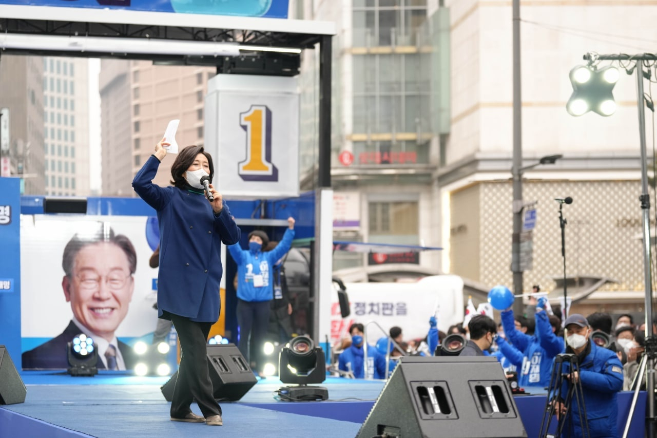 박영선 더불어민주당 선거대책위원회 디지털·혁신 대전환위원장이 2일 오전 경기도 안성시 중앙로에서 시민들을 향해 이재명 민주당 대선 후보에 대한 지지를 호소하고 있다. [더불어민주당 디지털혁신대전환위원회]