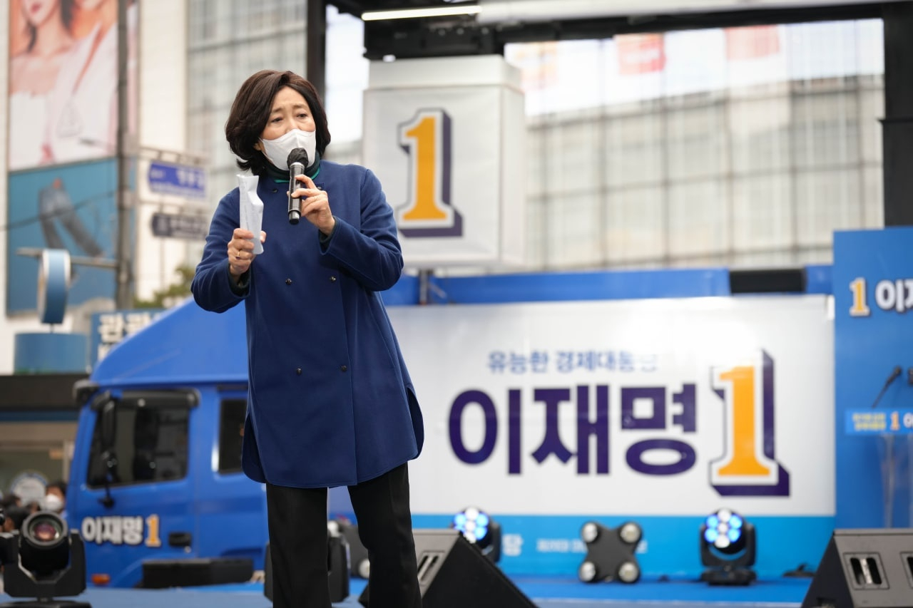 박영선 더불어민주당 선거대책위원회 디지털·혁신 대전환위원장이 2일 오후 경기도 평택시 통복시장 로터리에서 시민들에게 이재명 후보 지지를 호소하고 있다. [더불어민주당 디지털혁신대전환위원회]