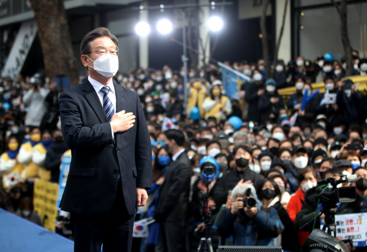 더불어민주당 이재명 대선후보가 1일 서울 명동에서 열린 '3·1정신으로 여는 대한민국 대전환!' 서울집중유세에서 국민의례를 하고 있다. [연합]