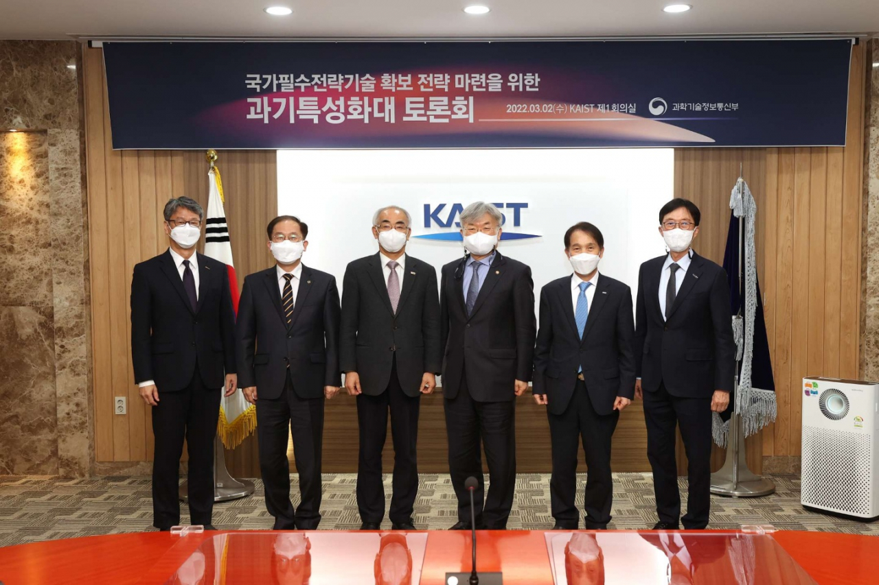 이경수 과학기술정보통신부 과학기술혁신본부장이 2일 오후 대전광역시 유성구 KAIST 본관 회의실에서 열린 '국가필수전략기술 확보 전략 마련을 위한 과기특성화대 토론회' 에 참석해 기념촬영 하고 있다. 왼쪽부터 김광재 포항공과대학교(POSTECH) 부총장, 국양 대구경북과학기술원(DGIST) 총장, 김기선 광주과학기술원(GIST) 총장, 이경수 과학기술정보통신부 과학기술혁신본부장, 이광형 한국과학기술원(KAIST) 총장, 이용훈 울산과학기술원(UNIST) 총장.[KAIST 제공]