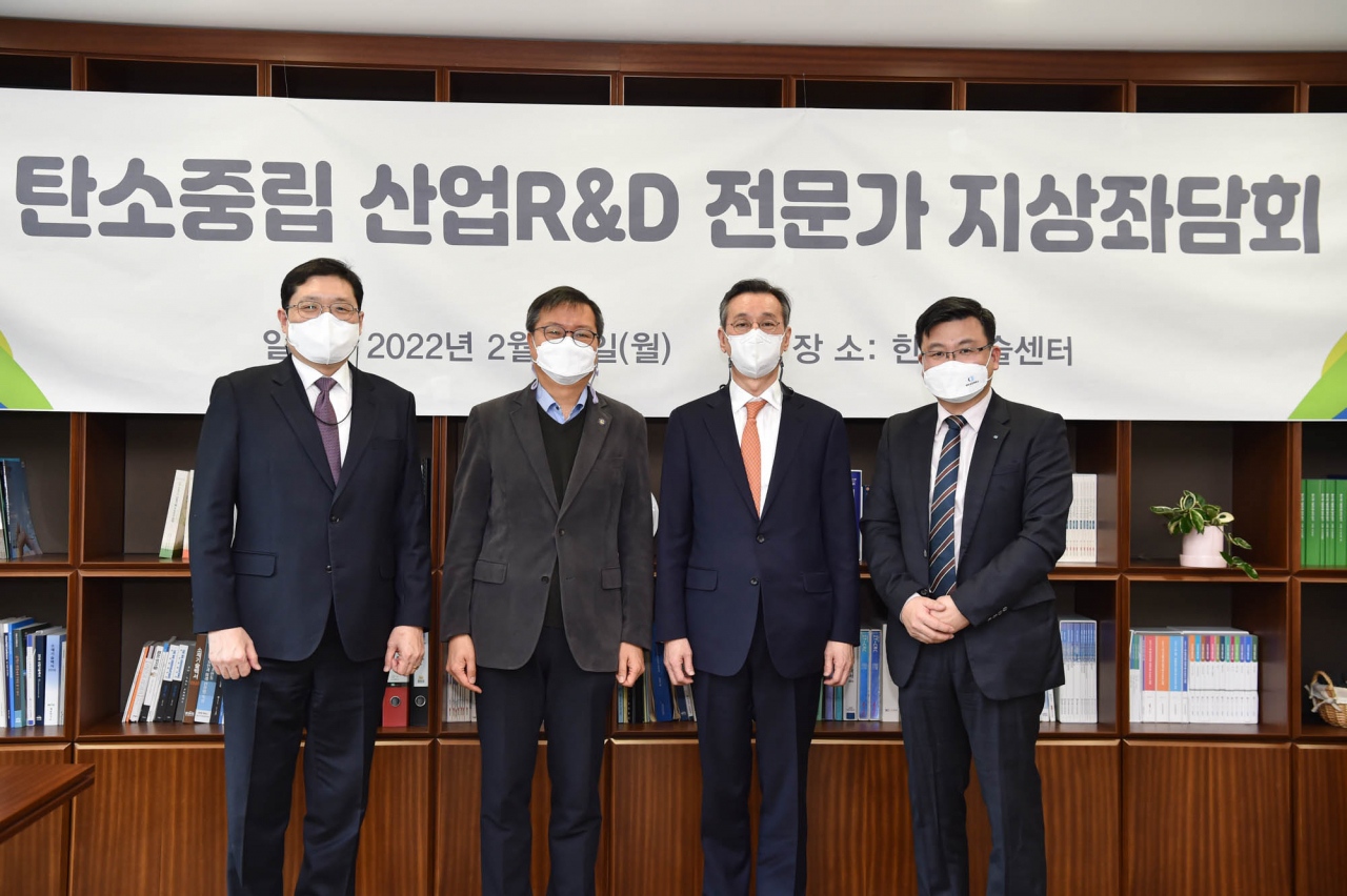 지난달 28일 한국기술센터 전략기획단에서 열린 2차 좌담회 참석자들. 왼쪽부터 임영목 전략기획단 소재부품MD, 강경태 생산기술연구원 산업기술전략본부장,민동준 연세대 교수, 조영준 대한상의 지속가능경영원장. [유재훈 기자]