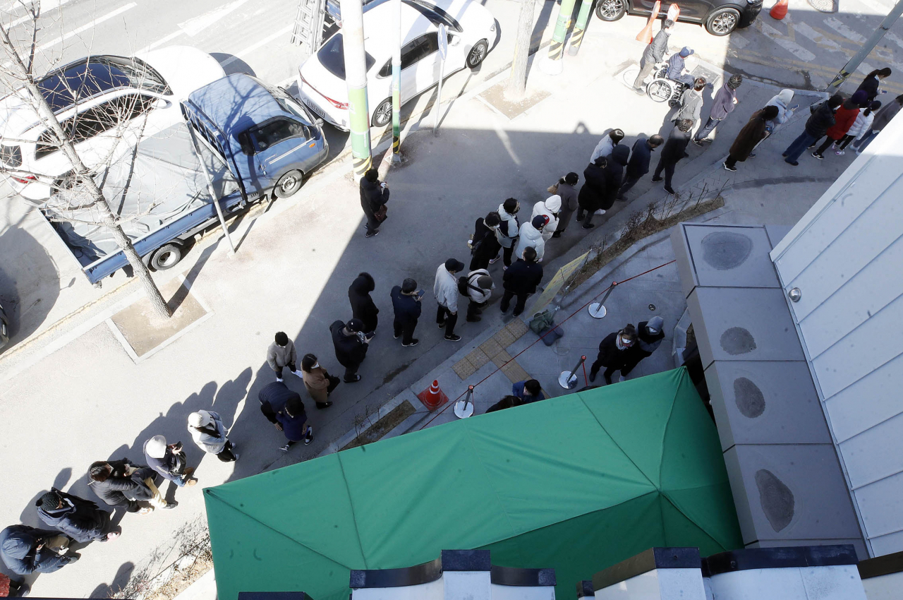 2일 오후 광주 북구 상시선별진료소 밖에까지 코로나19 PCR 검사를 받으려는 시민들이 순서를 기다리고 있다. 연합뉴스
