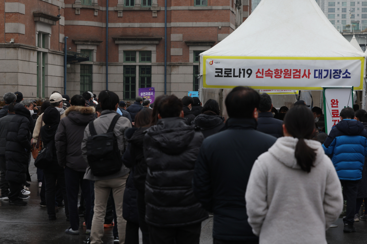 서울역에 마련된 코로나19 선별검사소에 PCR 검사를 받으려는 시민들이 줄을 서서 기다리고 있다. [연합]