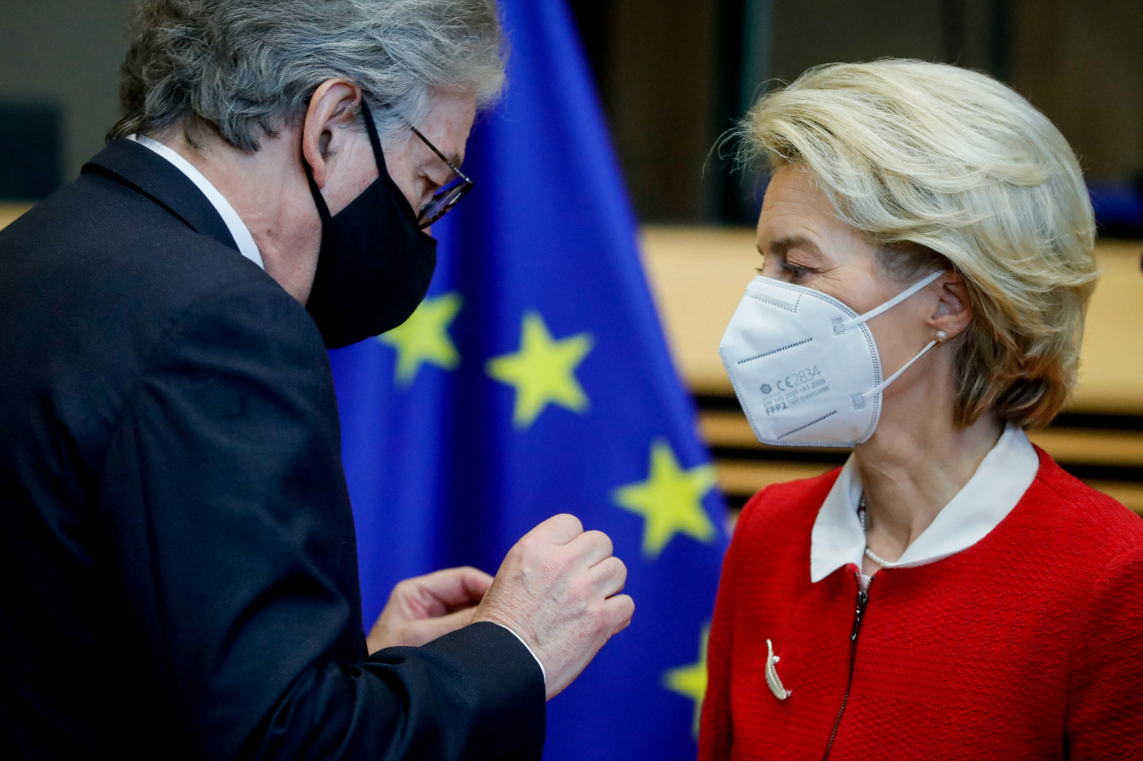 유럽연합(EU) 행정수반 격인 우르줄라 폰데어라이엔(오른쪽) EU 집행위원장과 티에리 브레통 EU 내부시장 집행위원이 대화하고 있다. [로이터]
