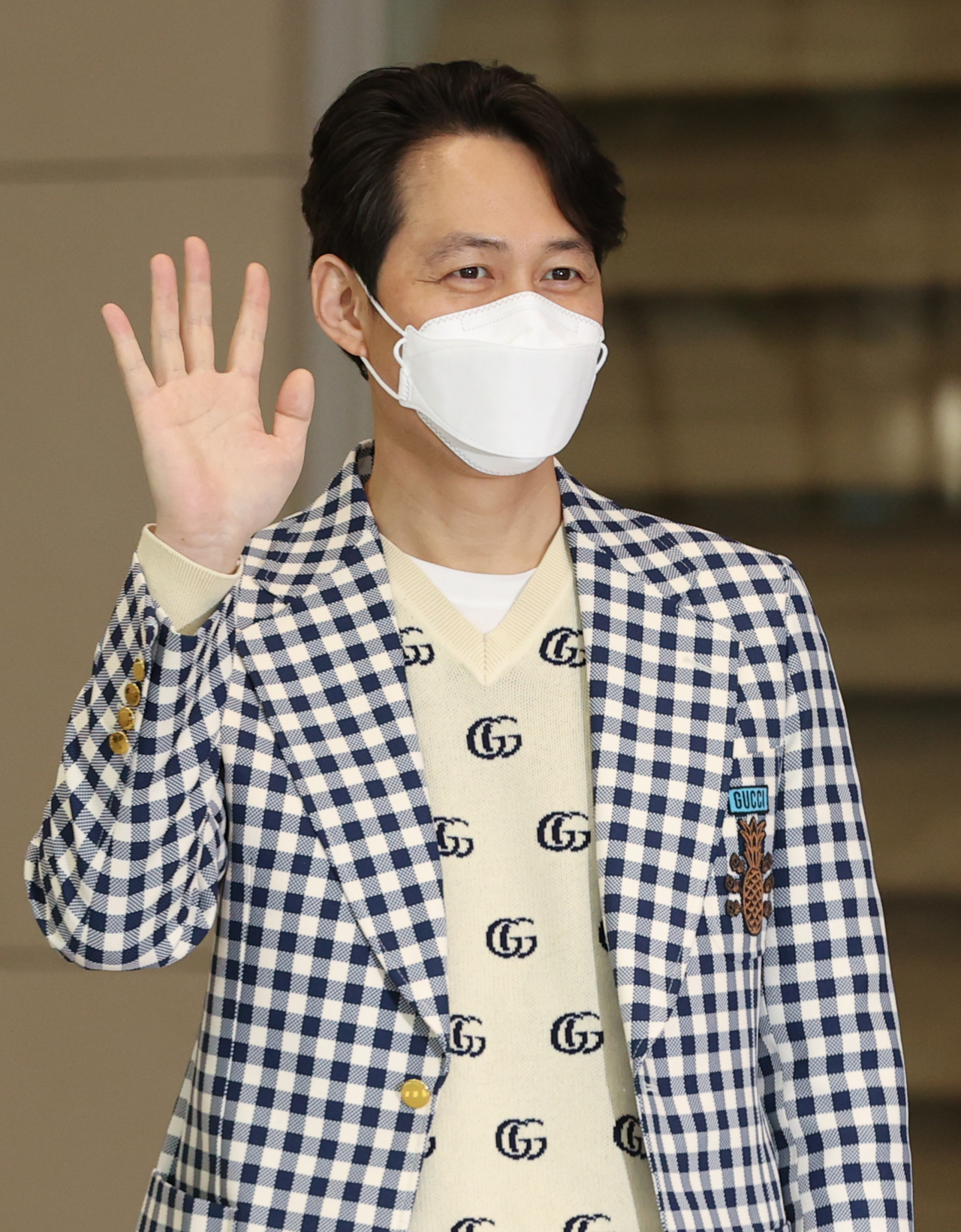 미국배우조합(SAG)상 시상식에서 비영어권 배우 최초로 남우주연상을 받은 배우 이정재가 2일 오후 인천국제공항을 통해 입국하며 취재진과 팬들을 향해 인사하고 있다. [연합]