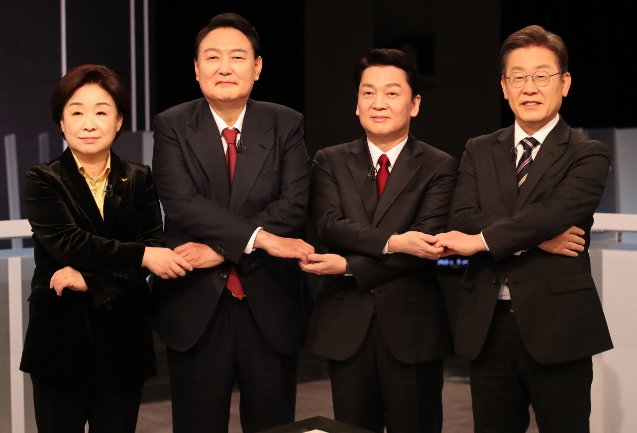 심상정·윤석열·안철수·이재명 각 당 대선 후보들이 2일 밤 열린 3차 법정 TV토론을 위해 서울 여의도 KBS 본관에서 서로 손을 맞잡고 있다. [연합]