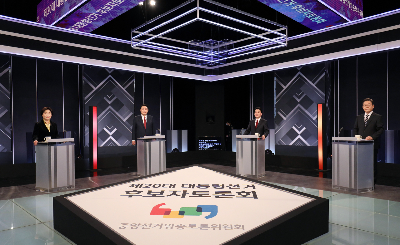 2일 저녁 서울 영등포구 KBS 본관 스튜디오에서 열린 중앙선거관리위원회 주관 제20대 대통령선거 후보자 3차 사회분야 방송토론회. [연합]