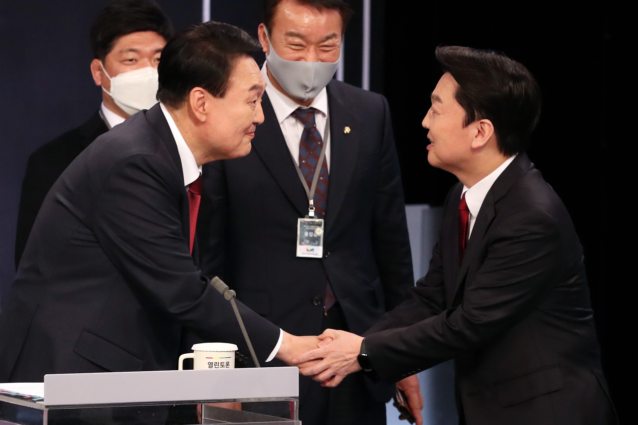 2일 저녁 서울 영등포구 KBS 본관 스튜디오에서 열린 중앙선거관리위원회 주관 제20대 대통령선거 후보자 3차 사회분야 방송토론회에 참석한 국민의힘 윤석열 대선후보(왼쪽)와 국민의당 안철수 대선후보가 인사하고 있다. [연합]