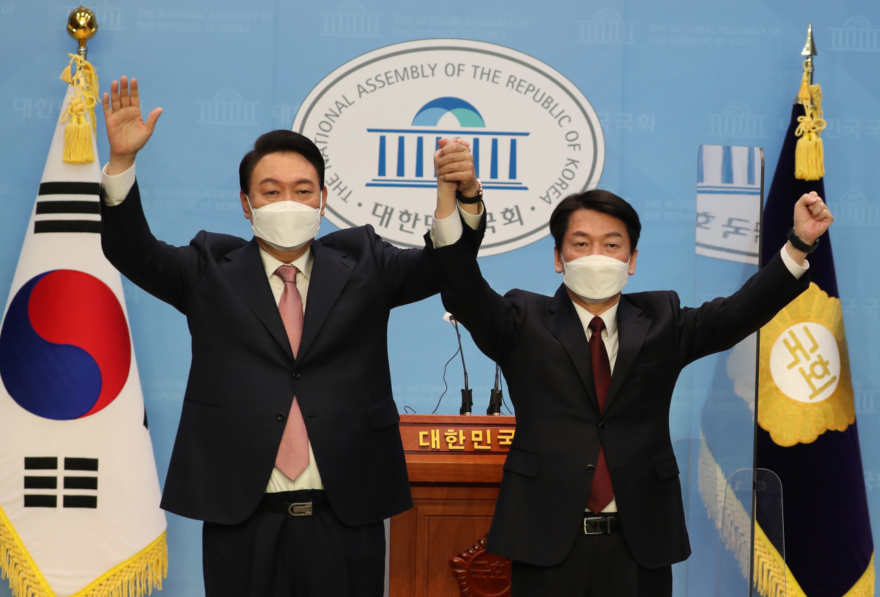 국민의힘 윤석열 대선 후보와 국민의당 안철수 대선 후보가 3일 오전 국회 소통관에서 단일화 기자회견을 마치며 포즈를 취하고 있다. [연합]