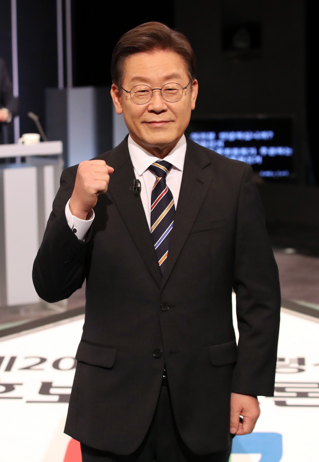 더불어민주당 이재명 대선후보가 2일 저녁 서울 영등포구 KBS 본관 스튜디오에서 열린 중앙선거관리위원회 주관 제20대 대통령선거 후보자 3차 사회분야 방송토론회에서 토론회 준비를 하고 있다. [연합]