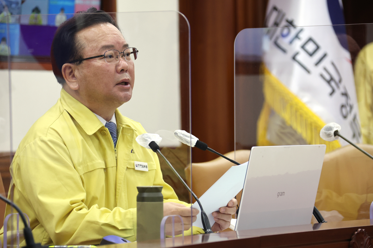 Prime Minister Kim Boo-kyum speaks during a government meeting last Friday morning at the government complex building in Gwanghwamun, central Seoul. (Yonhap)