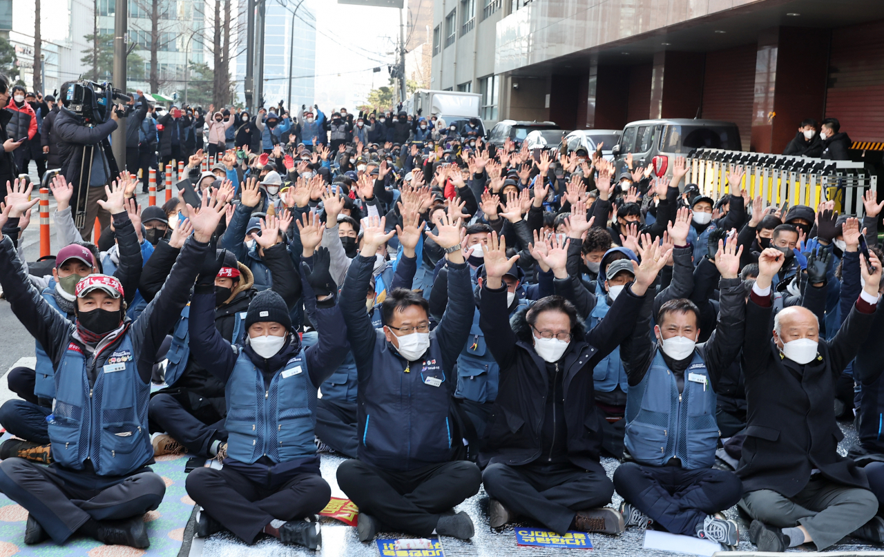 민주노총 전국택배노조 조합원들이 지난 2일 오후 서울 중구 CJ대한통운 본사 앞에서 만세를 외치고 있다. 택배노조는 이날 CJ대한통운 택배대리점연합과 협상을 타결하고 파업을 종료하기로 했다. [연합]