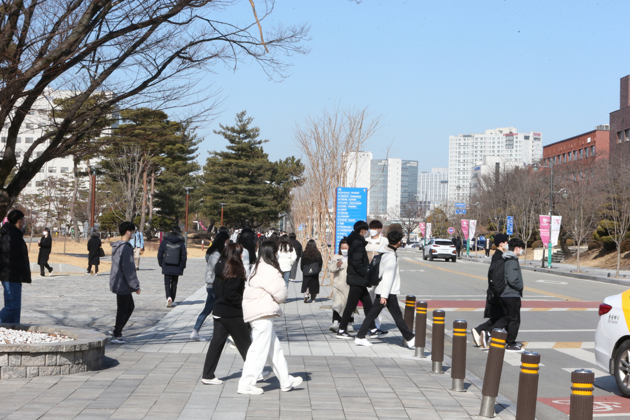 This photo taken on Wednesday, shows students walking on the campus of Chungbuk National University in Cheongju, 137 kilometers south of Seoul. (Yonhap)