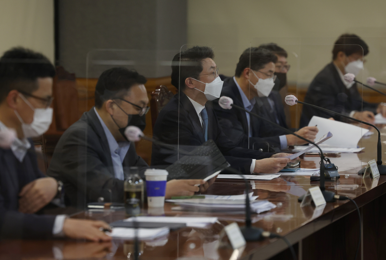 3일 중구 은행회관에서 이억원 기획재정부 1차관 주재로 우크라이나 사태 비상대응 TF회의 겸 거시경제금융회의가 열리고 있다. 우리 정부가 현지 교민·유학생, 기업의 대(對) 러시아 결제 애로 해소 방안 마련에 나섰다. 우크라이나 사태로 러시아가 국제은행간통신협회(SWIFT·스위프트) 결제망에서 배제됐기 때문이다. 곡물가격 상승 조짐에는 정책자금 금리인하 등으로 대응한다. [연합]