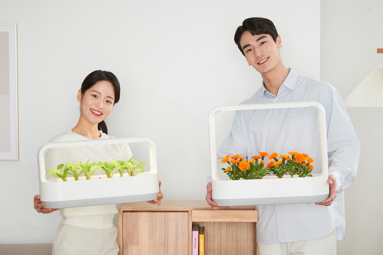 LG전자가 테이블 위에서도 손쉽게 반려식물을 키울 수 있는 식물생활가전 신제품 ‘LG 틔운 미니’를 3일 출시했다. 모델들이 LG 틔운 미니를 소개하고 있다.[LG전자 제공]