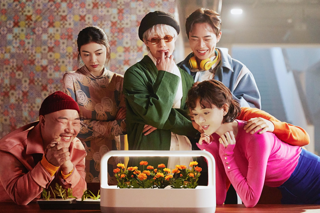 LG전자가 테이블 위에서도 손쉽게 반려식물을 키울 수 있는 식물생활가전 신제품 ‘LG 틔운 미니’를 3일 출시했다. LG전자가 가수 자이언티와 함께 촬영한 광고 스틸컷.[LG전자 제공]