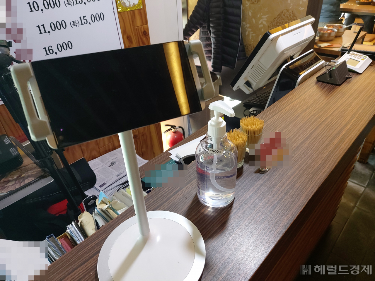 3일 오전 서울 서초구에 위치한 한 식당. QR코드 확인용 단말기가 전원이 꺼진 채 놓여 있다. 김희량 기자