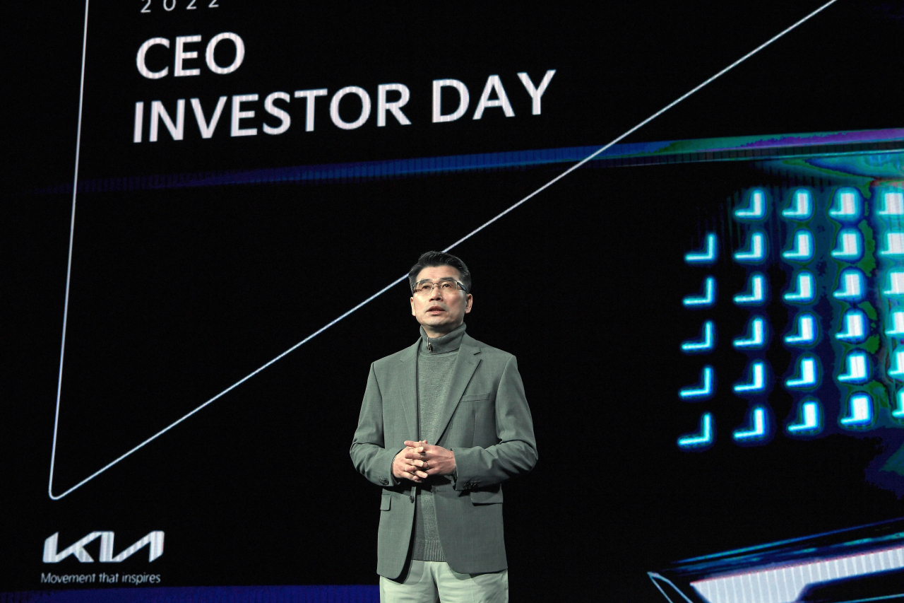 기아가 3일 온라인 채널을 통해 개최한 ‘2022 CEO 인베스터 데이’에서 송호성 기아 사장이 기아의 전동화 전환 계획 등 중장기 사업 전략과 재무 목표 등에 대해서 설명하고 있다. [기아 제공]