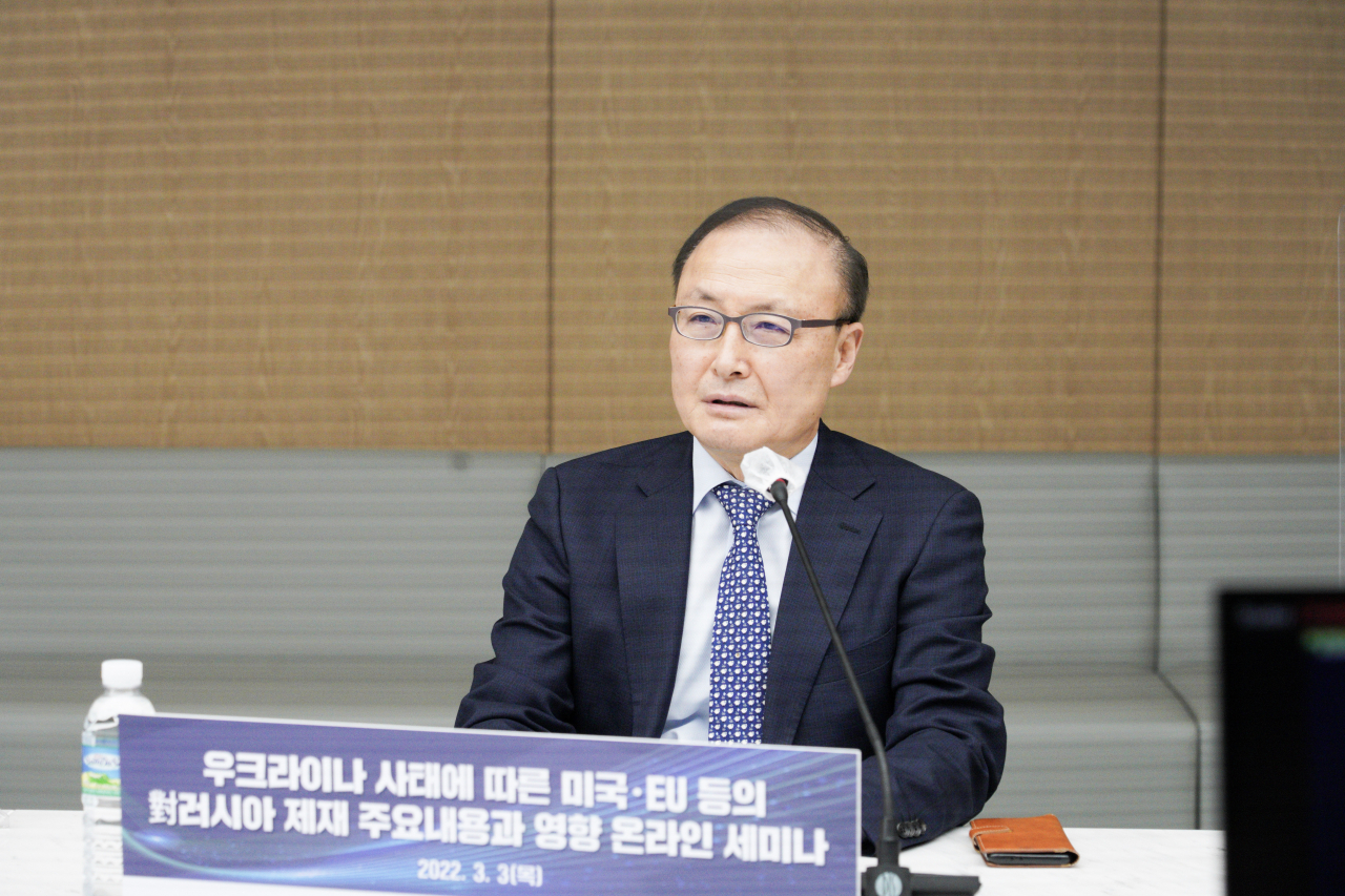 3일 오전 대한상공회의소 상의회관에서 개최된 ‘우크라이나 사태 및 러시아 제재 관련 긴급 세미나’ 현장에서 발언하는 김두식 법무법인 세종 대표 모습[대한상의 제공]