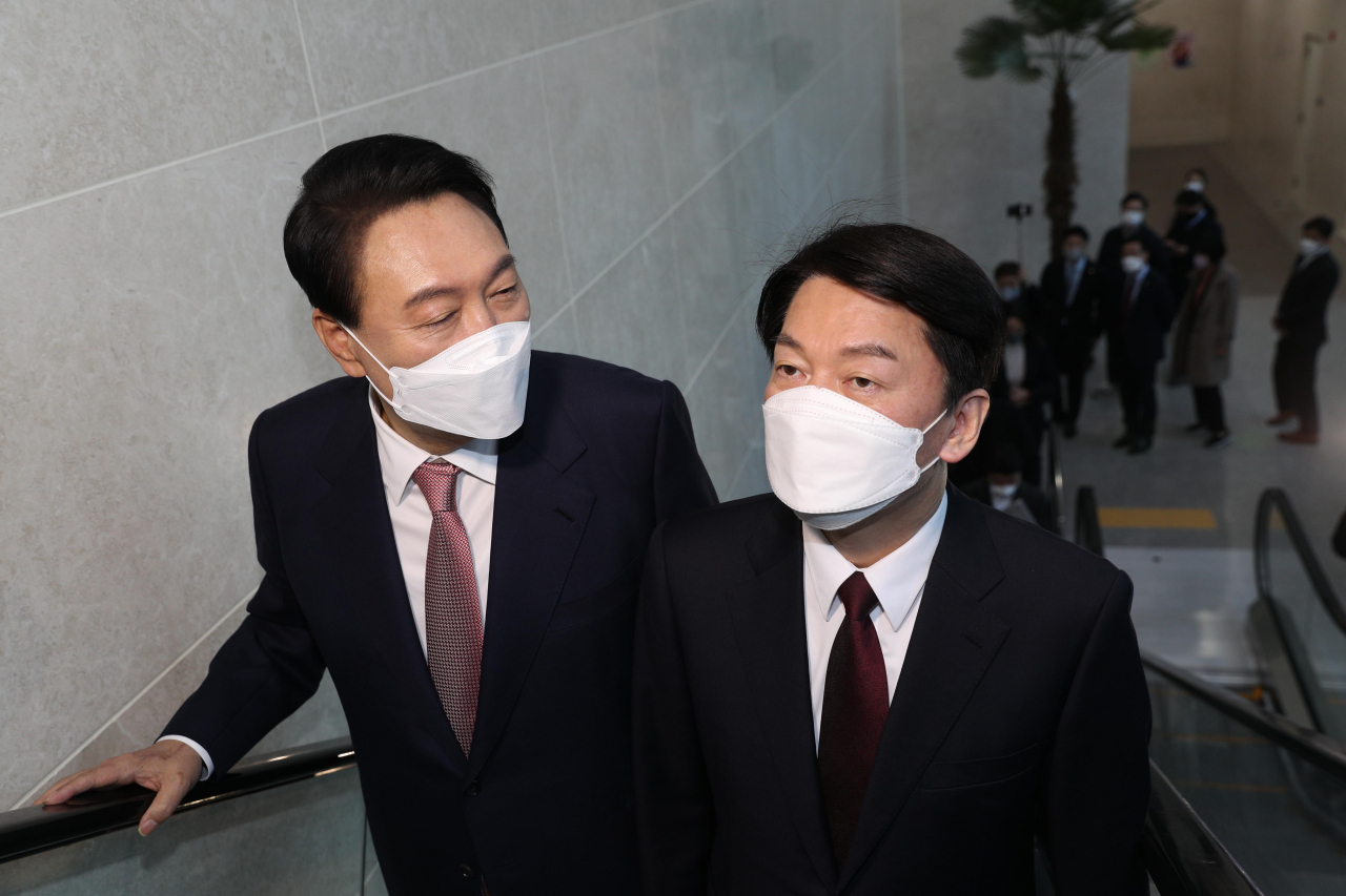 윤석열 국민의힘 대선 후보와 안철수 국민의당 대선 후보가 3일 오전 단일화 기자회견을 하기 위해 국회 소통관으로 이동하고 있다. [연합]
