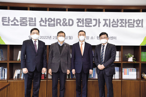지난달 28일 한국기술센터 전략기획단에서 열린 2차 좌담회 참석자들. 임영목(왼쪽부터) 전략기획단 소재부품MD, 강경태 생산기술연구원 산업기술전략본부장, 민동준 연세대 교수, 조영준 대한상의 지속가능경영원장. 유재훈 기자