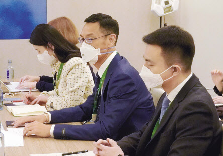 제이첸 화웨이 아태지역 부사장(왼쪽)과 손루원 한국화웨이 CEO(오른쪽)이 최근 기자간담회에서 질문에 답하고 있다. [화웨이 제공]